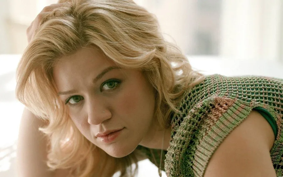 Kelly Clarkson Glamorous Look